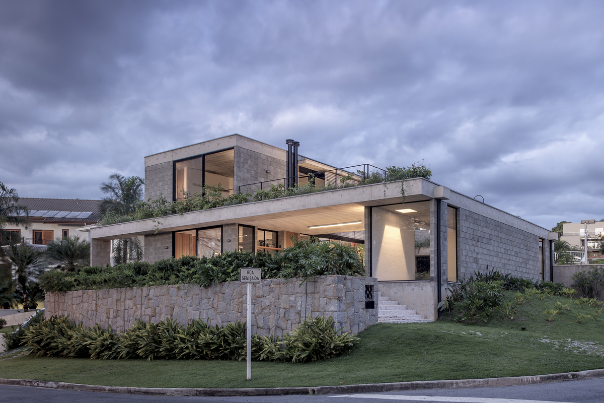 Courtyard House for Two Boys – Vinhedo, Brazil — image 2