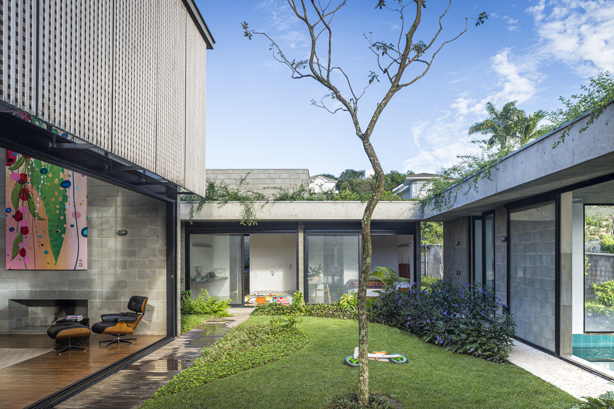 Courtyard House for Two Boys – Vinhedo, Brazil — image 9