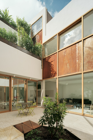 Housing and Ateliers in Rue Polonceau– Paris, France